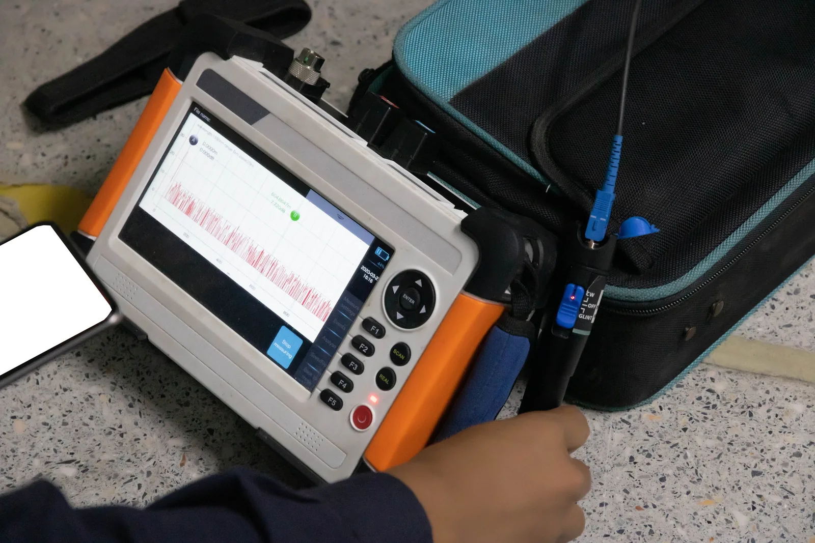 Optical test instrument displaying fiber certification results